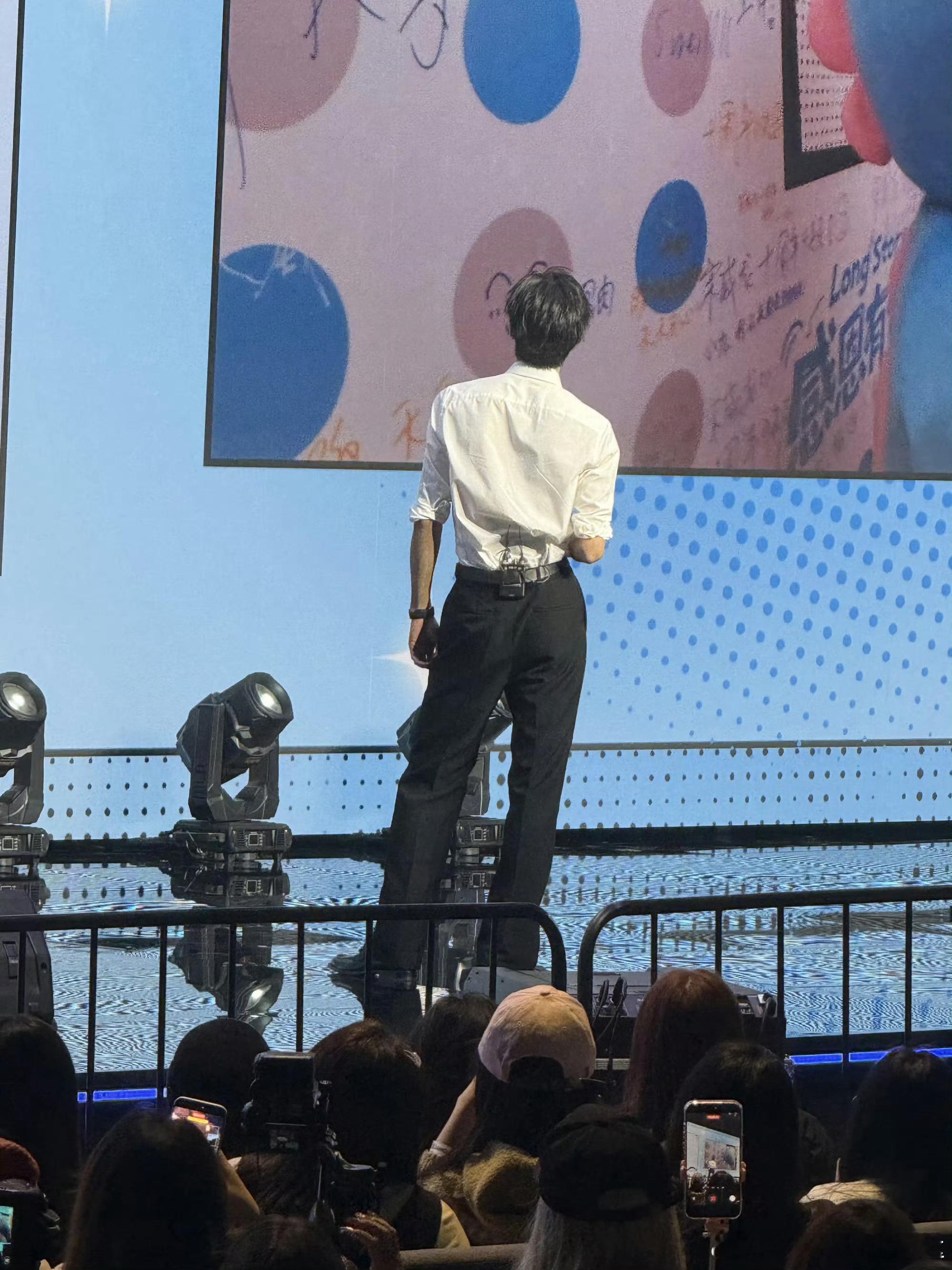 宋威龙这个身材真让人嘶哈啊光看这背影，就是撕漫男本身啊啊啊啊啊啊宋威龙LONGs