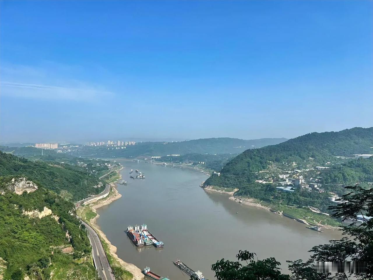 从高处往下望，整个人都被这片江景裹住了！天是透亮的蓝，一点云絮都没有，江水浩