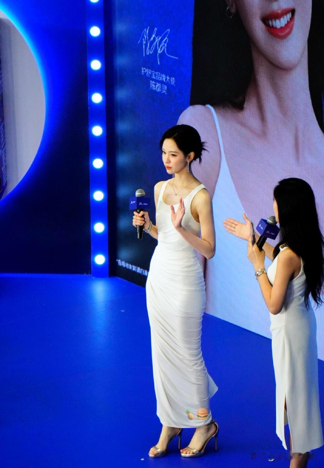 两位美女在活动中互动。