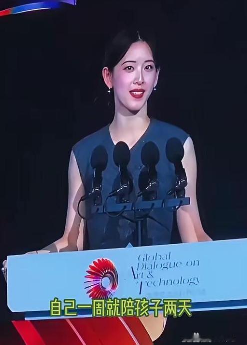 原来有钱人根本就不用自己带娃章泽天说自己一周就陪孩子两天，每周抽两天陪娃睡觉，隔