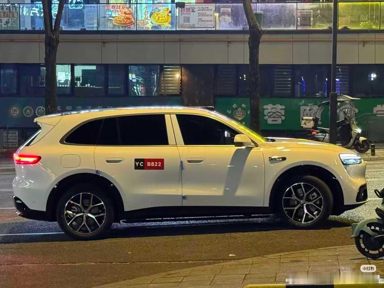 问界m6白色实车，这次M6应该会有非常丰富的外观颜色和内饰颜色。像这种经典色肯