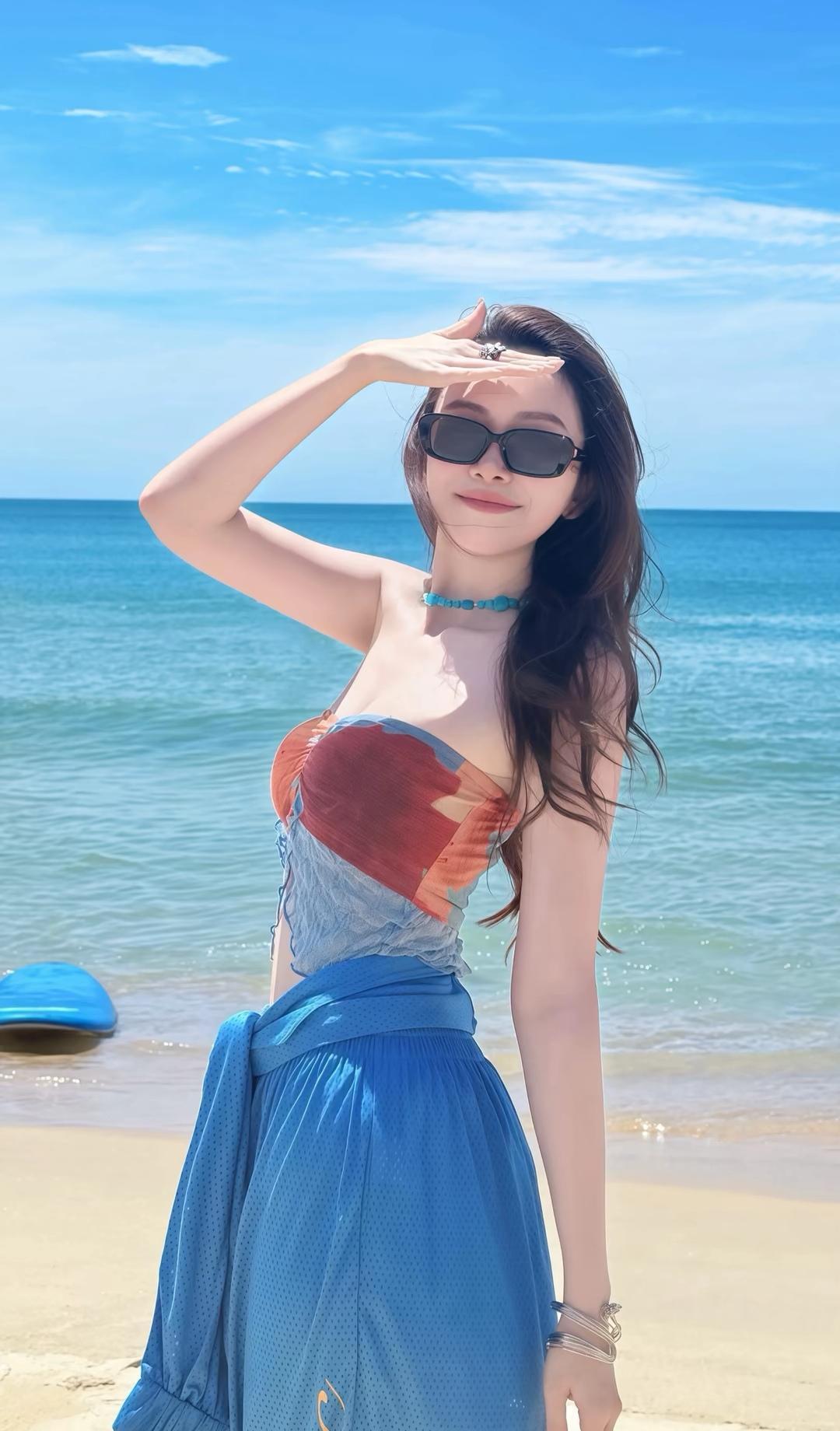 阳光明媚，海滩上美女拍照。