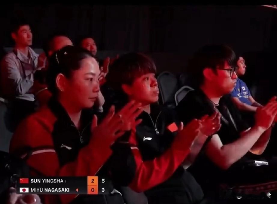 凌晨12点，莎莎最后一个下班。还好有佳佳一直陪在她的身边，莎莎和佳佳坐在车里，