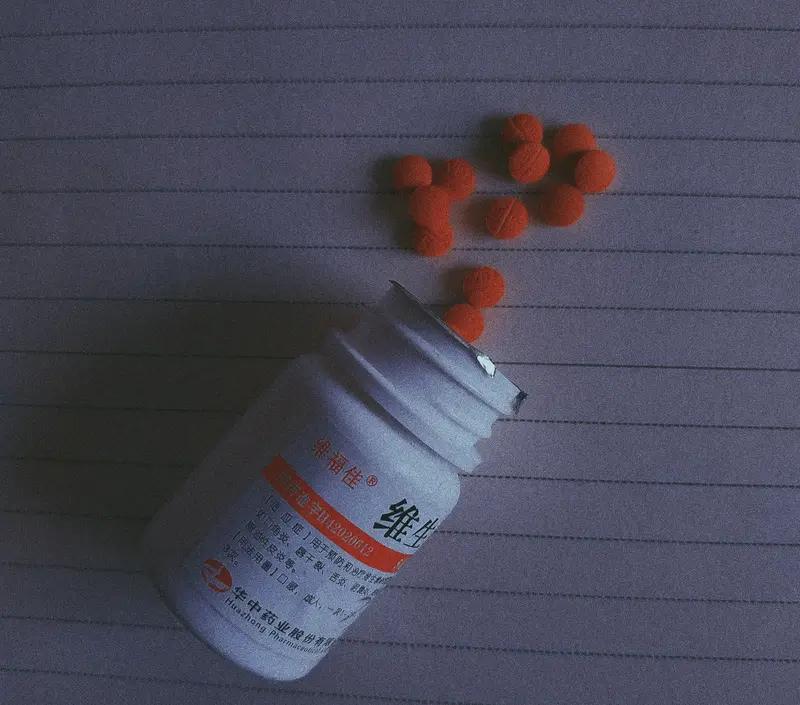 12岁女孩吞下100粒药自杀，遗书仅83字，撕开无数家庭的致命误区“妈妈对