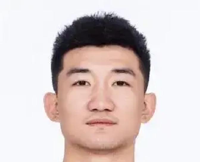 千万别劝架。他俩在洗手间撞见，沉默十秒，孙铭徽递了根烟，布朗接过。就这么点事