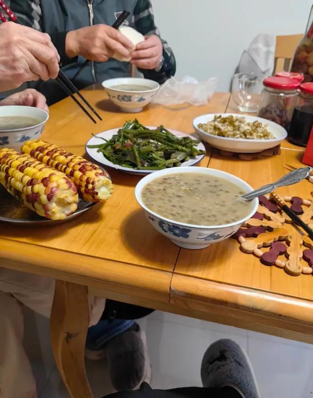 表姐的儿子结婚6年了，表姐做了6年饭。一天，儿媳说要吃韭菜包子，正洗韭菜，儿子打