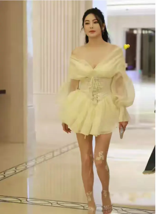 张雨绮脚上穿的应该是纱裤，不是袜子