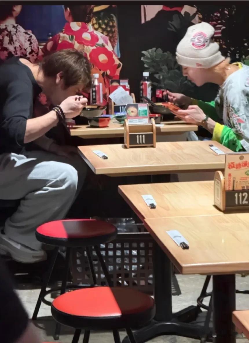 鹿晗现身香港一家餐厅吃拉面,他戴着帽子,穿着长袖卫衣,头发染成了金色,穿搭装扮很