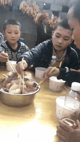 那孩子长大了指定招人烦。