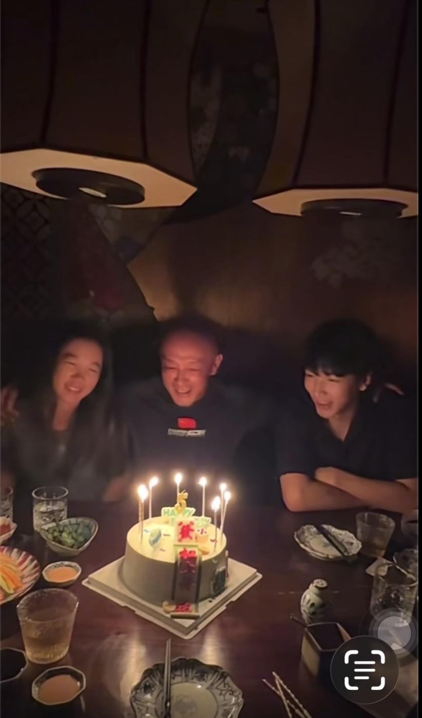 肖战指导的儿子肖凯文更新：祝老爸生日快乐🎂🎈！肖战指导是1968年5月22