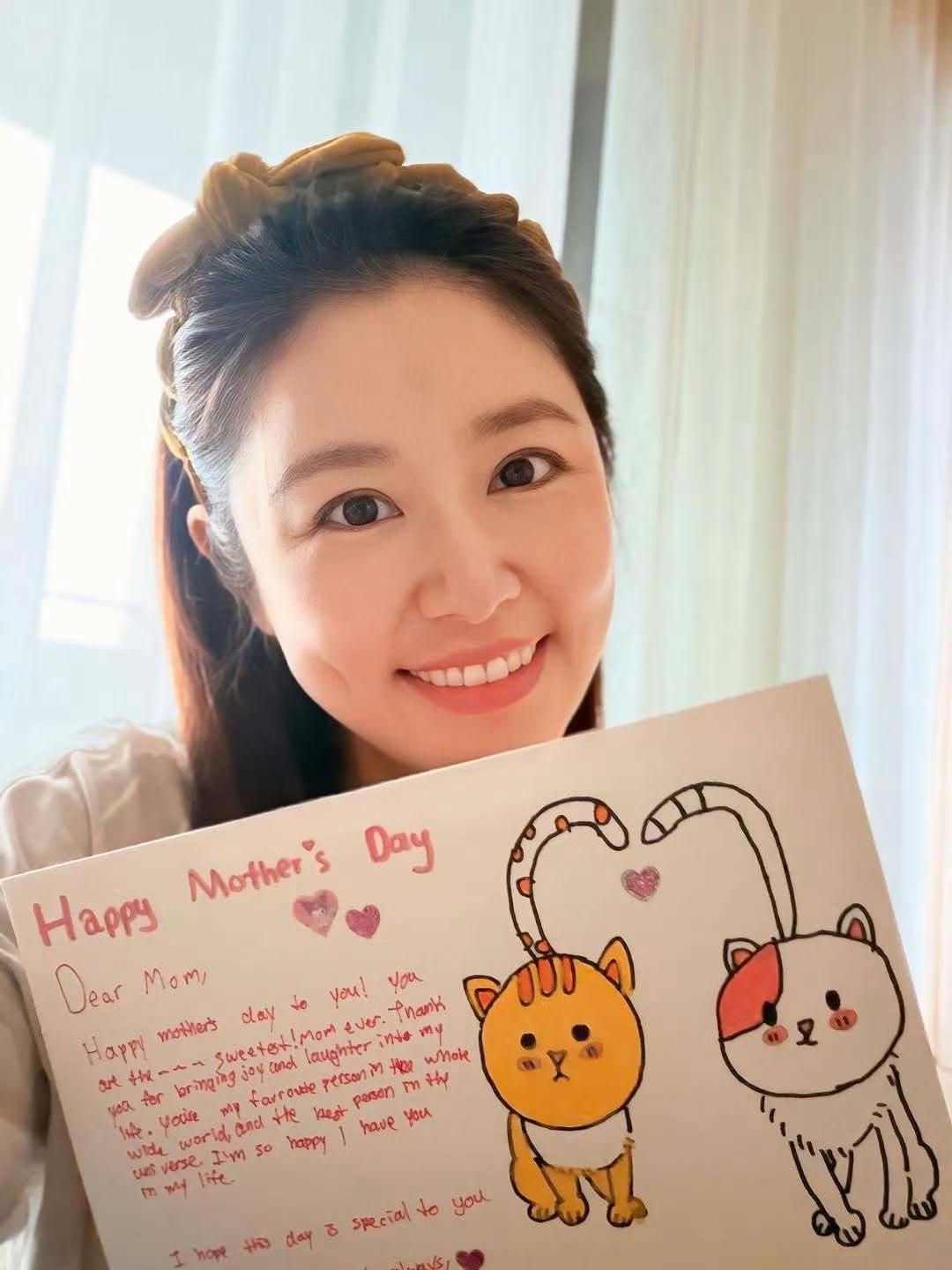 林心如晒出9岁女儿小海豚送她的母亲节礼物：亲手制作的贺卡和花花。小海豚在台北