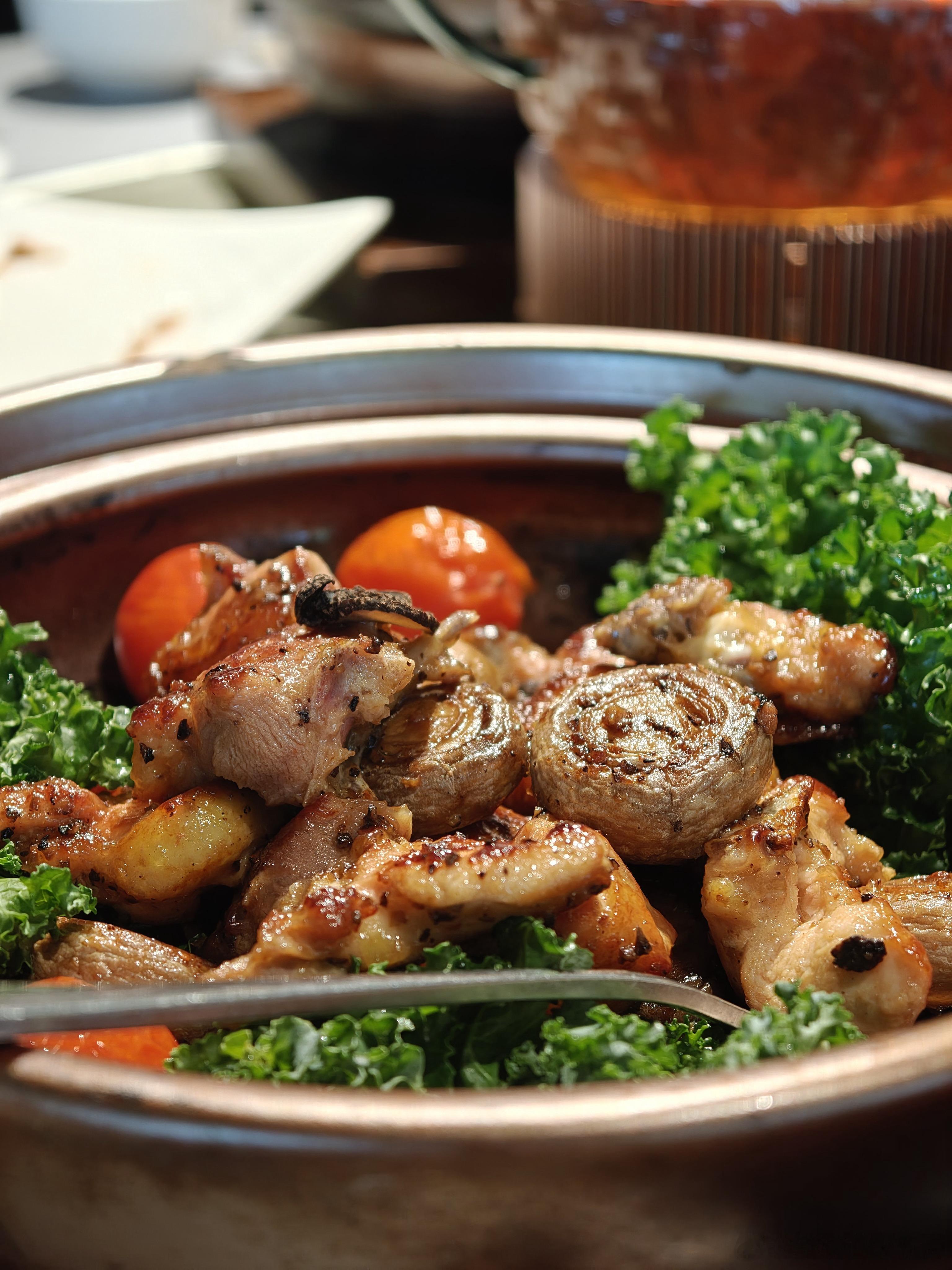 今天吃顺德菜，姐姐姐夫请客，去的店名叫“六个大厨”。他们点了好几道招牌菜：黑松
