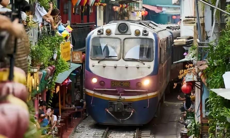 越南高铁的事，最近有了新进展；他们不再提技术转让，也不再要核心图纸；只求中国团队