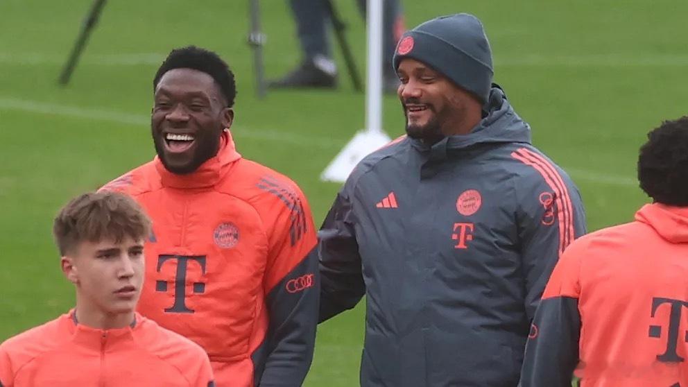 本周一，戴维斯在重伤近八个月后，第一次回到球队训练，参加了半个小时时间，之后跟随