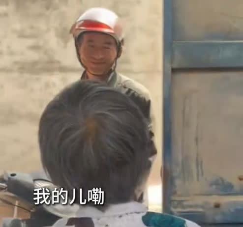“眼泪止不住了！”奶奶在厨房做饭时，孙女突然喊她称“门口有人找”，奶奶佝偻着腰去