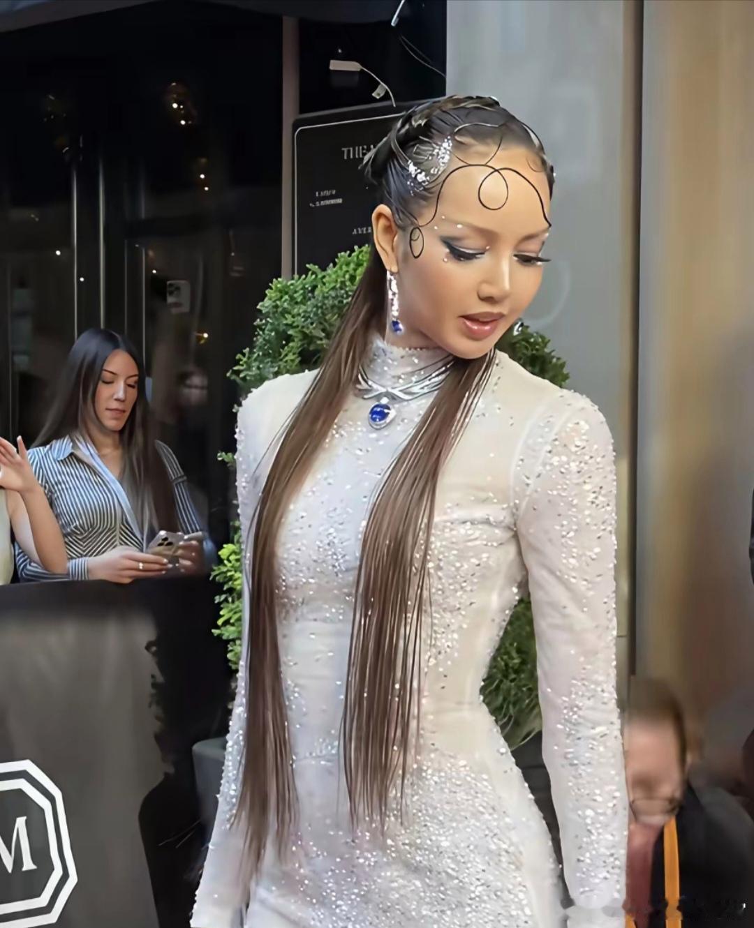 Lisa这头发看着都快掉没了，看来富豪圈也不是那么好混。自从她和LV公子有了交集