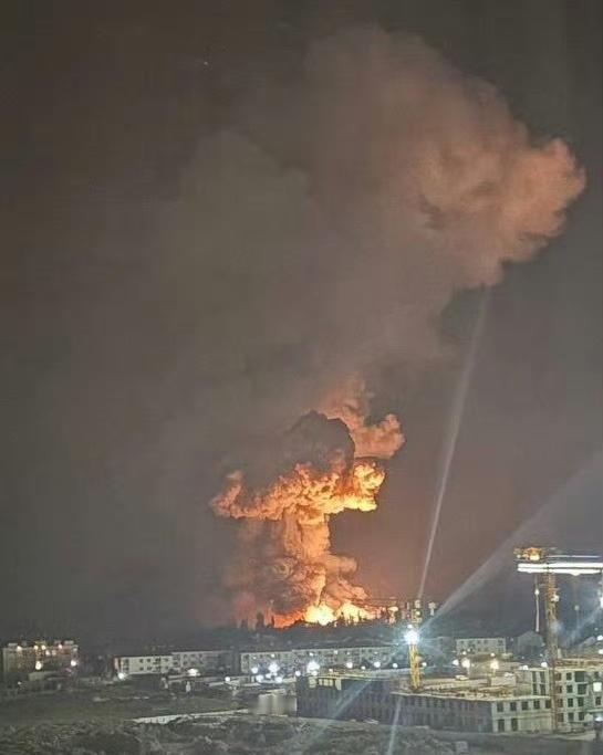 14日凌晨，俄军吃瘪乌军导弹或无人机击中了黑海沿岸的新罗西斯克港附近一处俄军防