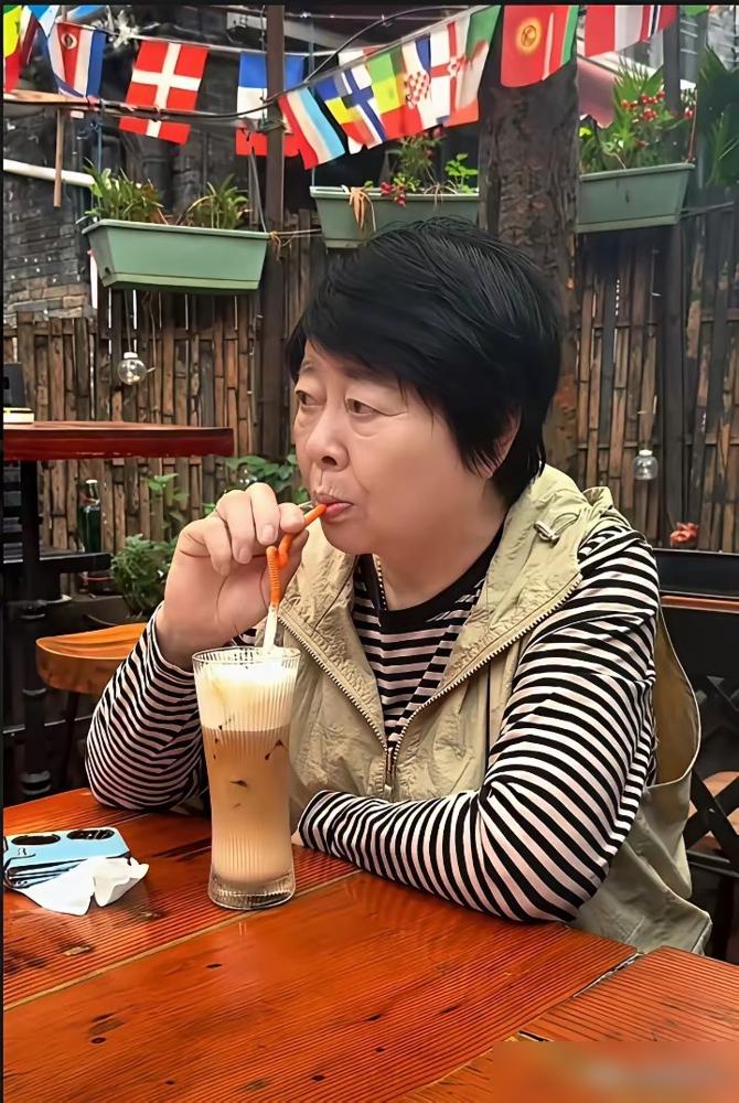 李玲玉63岁了。镜头前，她状态不错，不像个老人。很多人说，这得感谢基因。