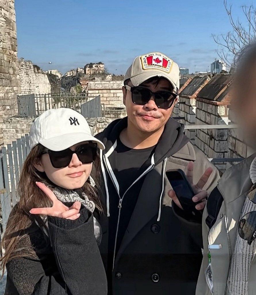 陈思诚这是打算把“大叔恋”进行到底了。有网友在土耳其伊斯坦布尔街头偶遇他和女