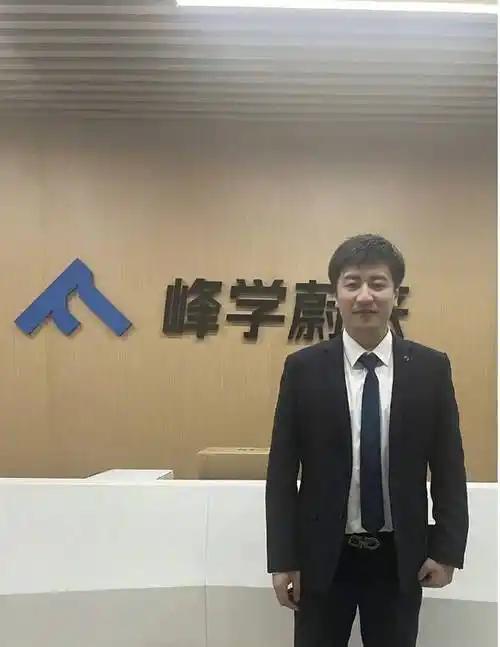 张雪峰走了，他的公司接下来可能有三种走向。张雪峰在的时候，他的个人影响力几乎