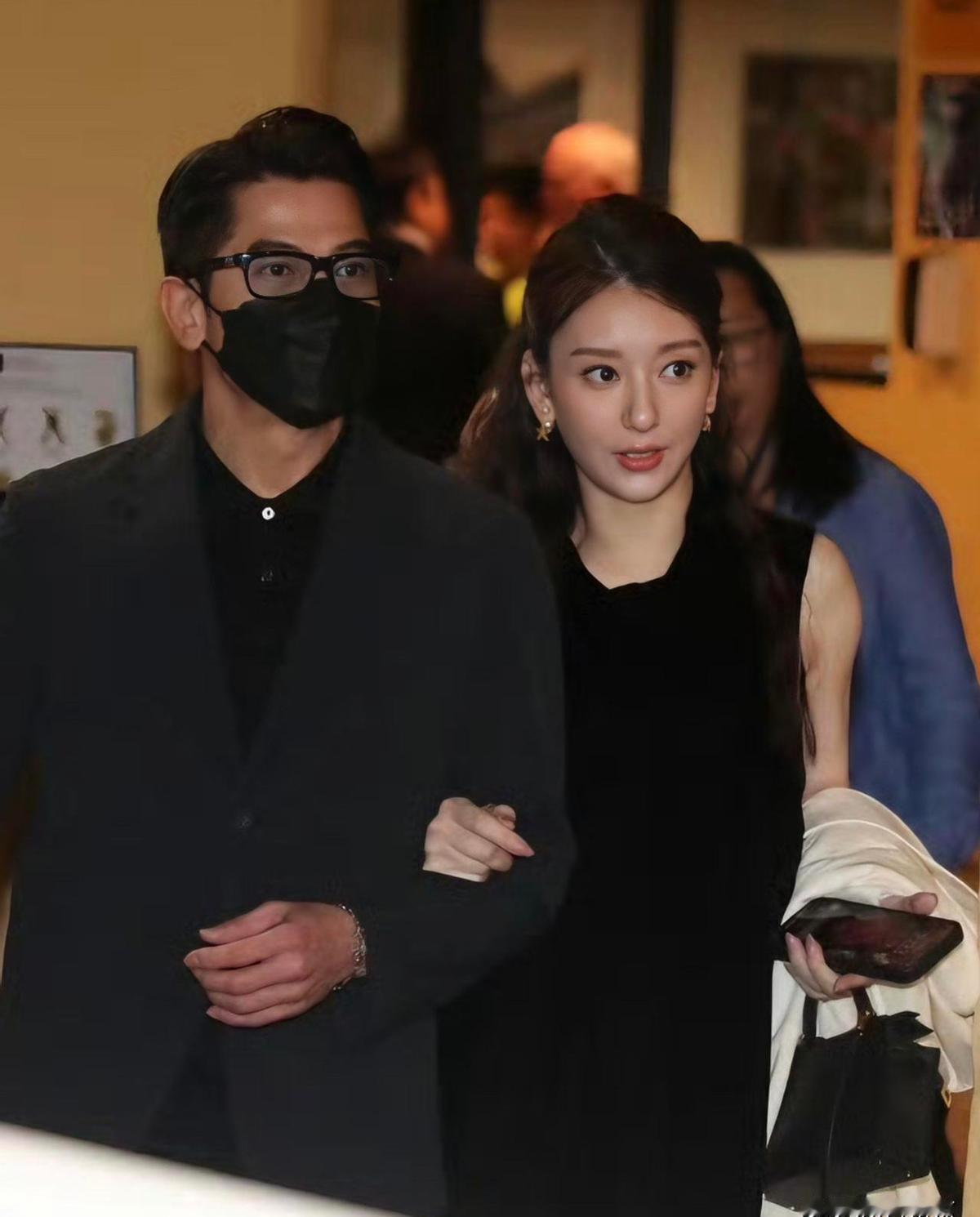 郭富城带老婆逛马场，肚子一露，全网都懂了。方媛穿粉裙，腰线藏得巧妙，可那肚子，