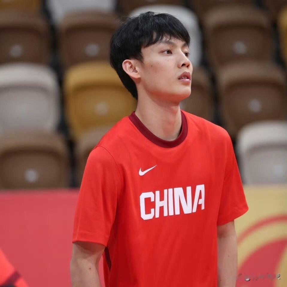 徐杰受伤恢复情况不容乐观啊！中国男篮公布的集训名单，广东男篮核心后卫徐杰赫然