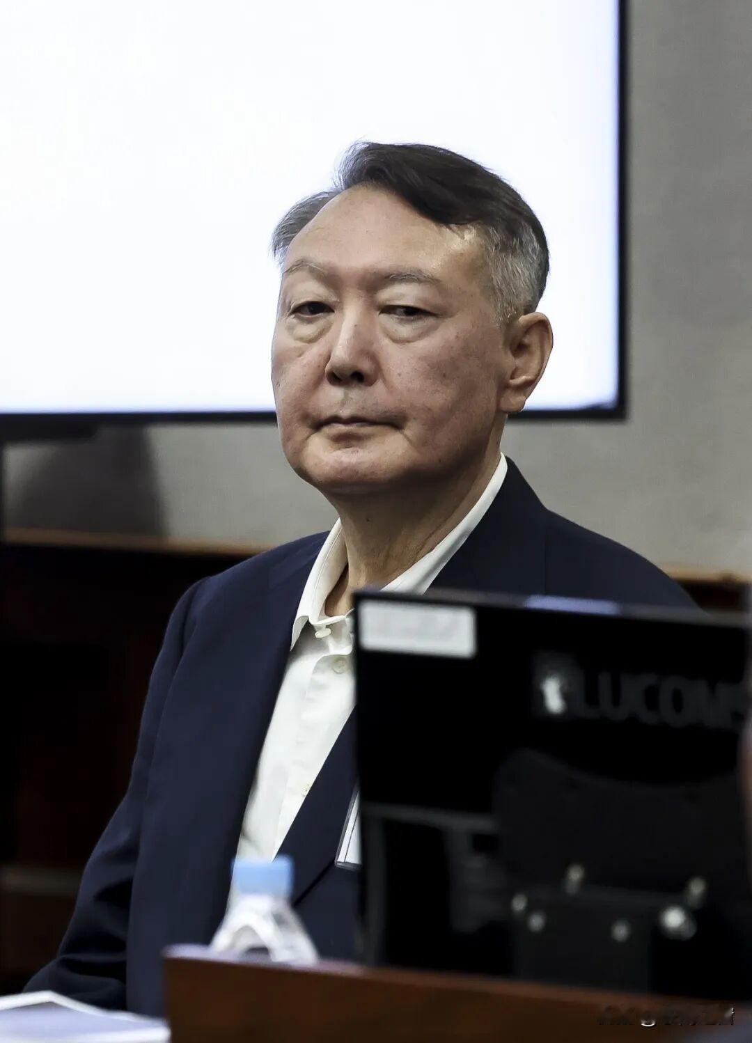 尹锡悦这波真是把自己玩凉透了！为了帮老婆金建希掩盖股价操纵的烂摊子，还想独占权力