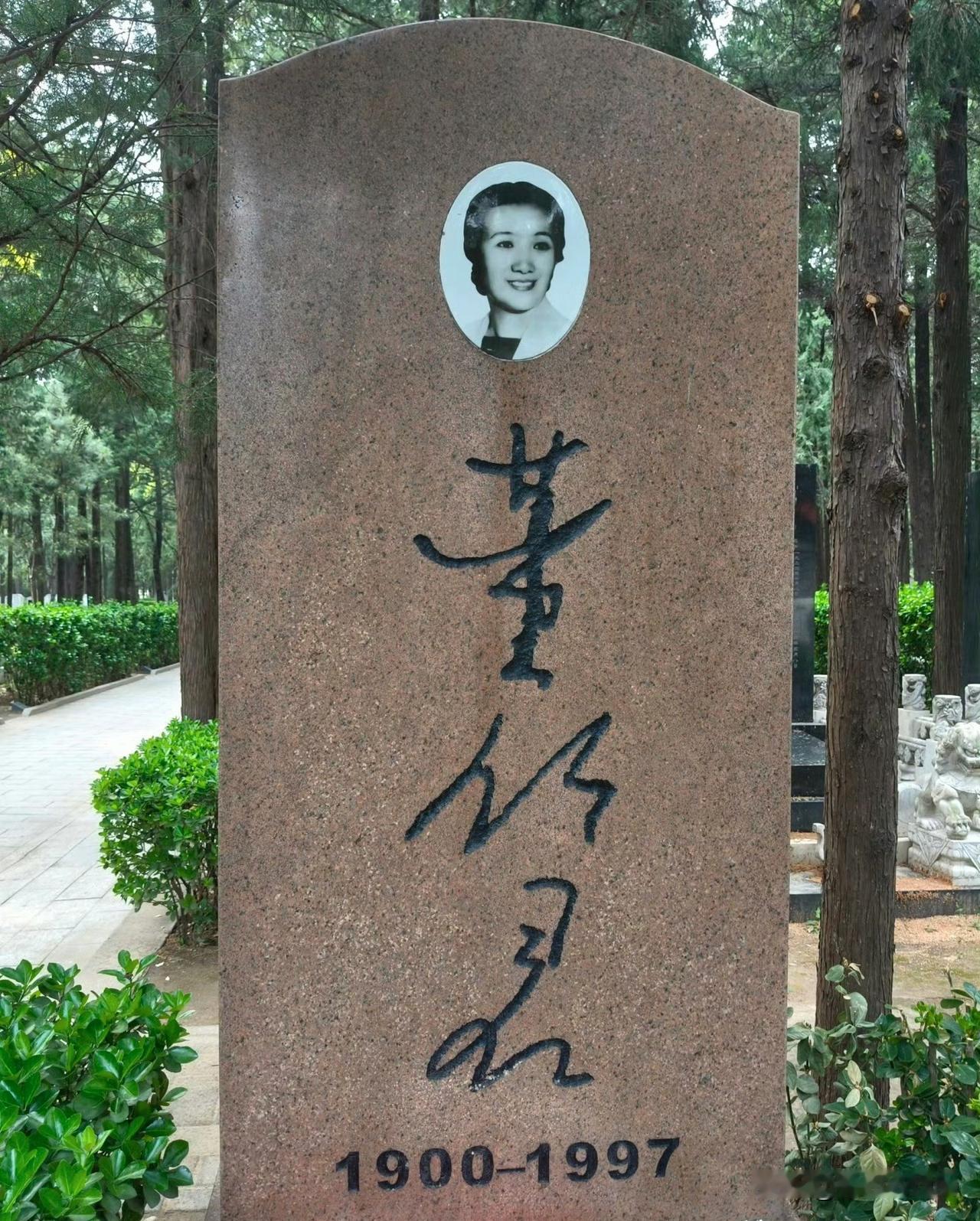 12月20日，杨紫说去了董竹君的墓地，还跟她剧中的5个孩子拍了定妆照！搜了一下