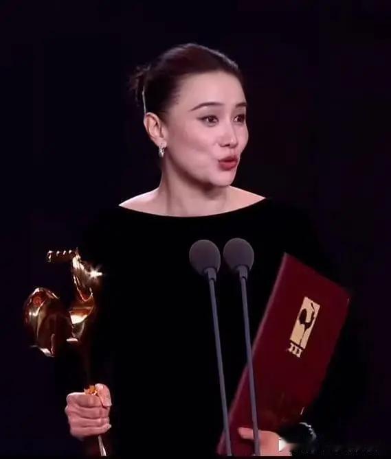 这女人着实不一般，甚至可以说，在娱乐圈宛如神一般的存在。近期，宋佳又又又得奖冲