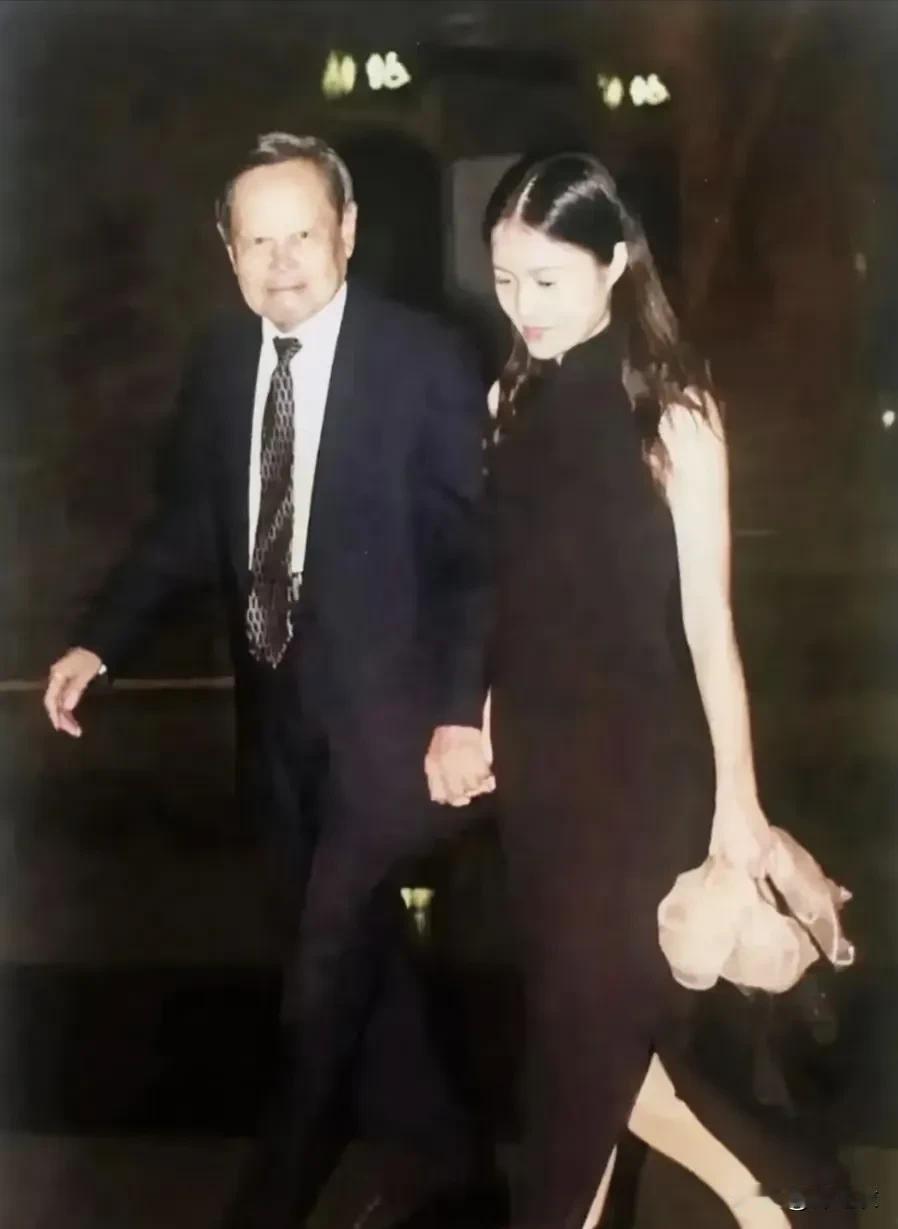 杨老先生的身体状况堪称同年龄段的佼佼者，因为他没有失语的障碍，没有中风偏瘫，没有