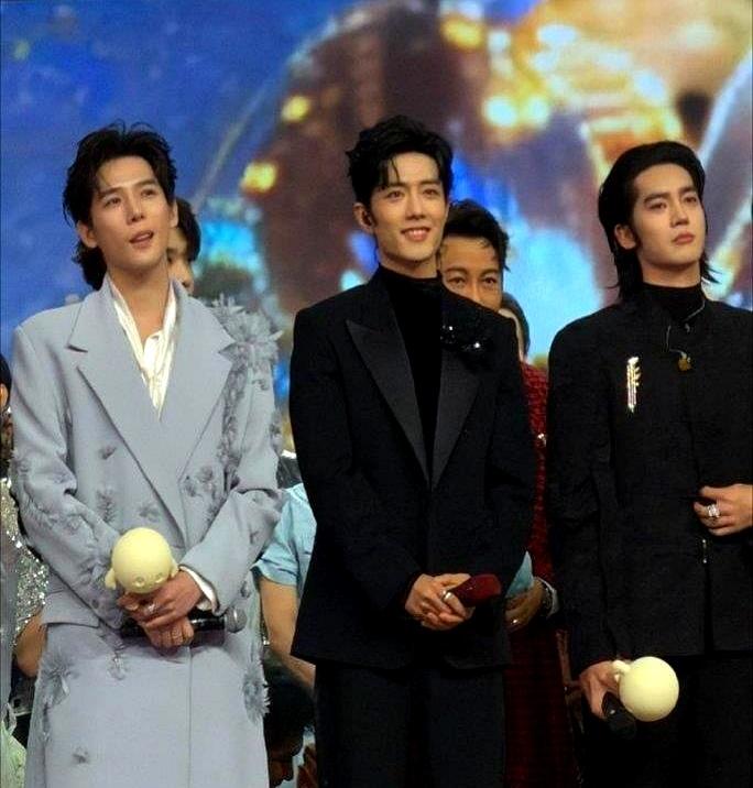 颜值内卷现场：肖战贵公子脸杀疯了，于适硬汉荷尔蒙杀疯了！2025刚开年，两位顶