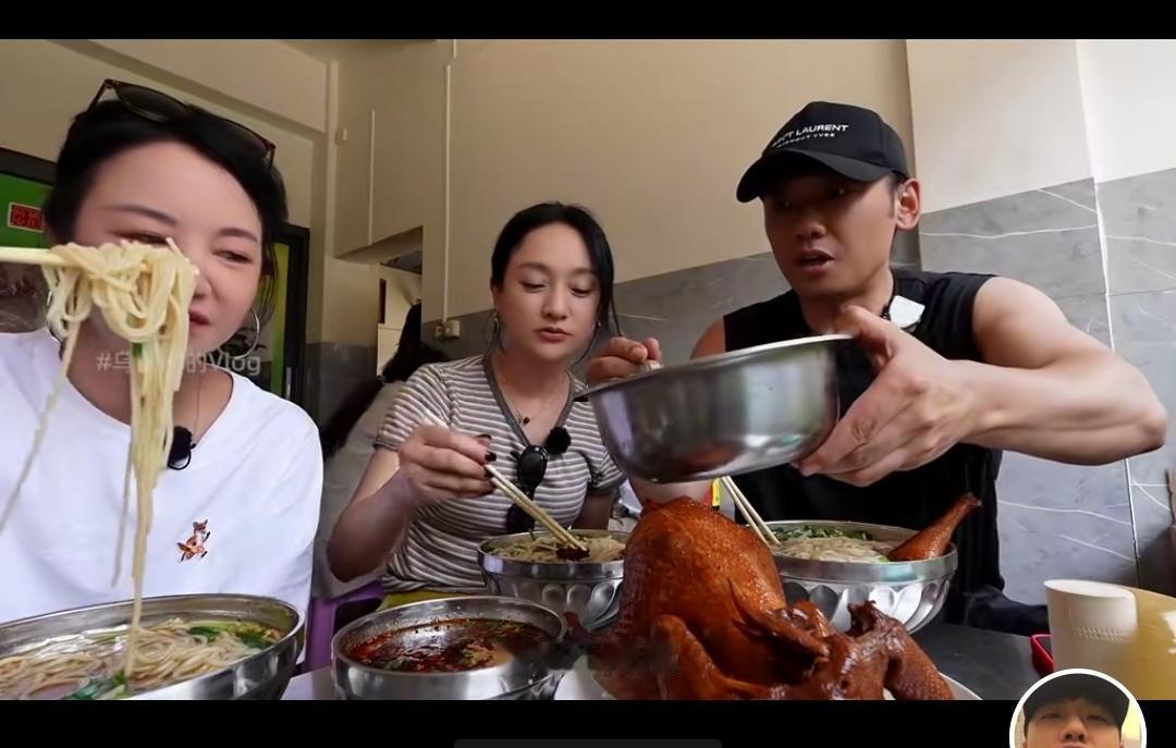 信息茧房！我竟然第一次刷到这个美食博主乌拉拉！看到他跟很多明星一起吃播，我特别好