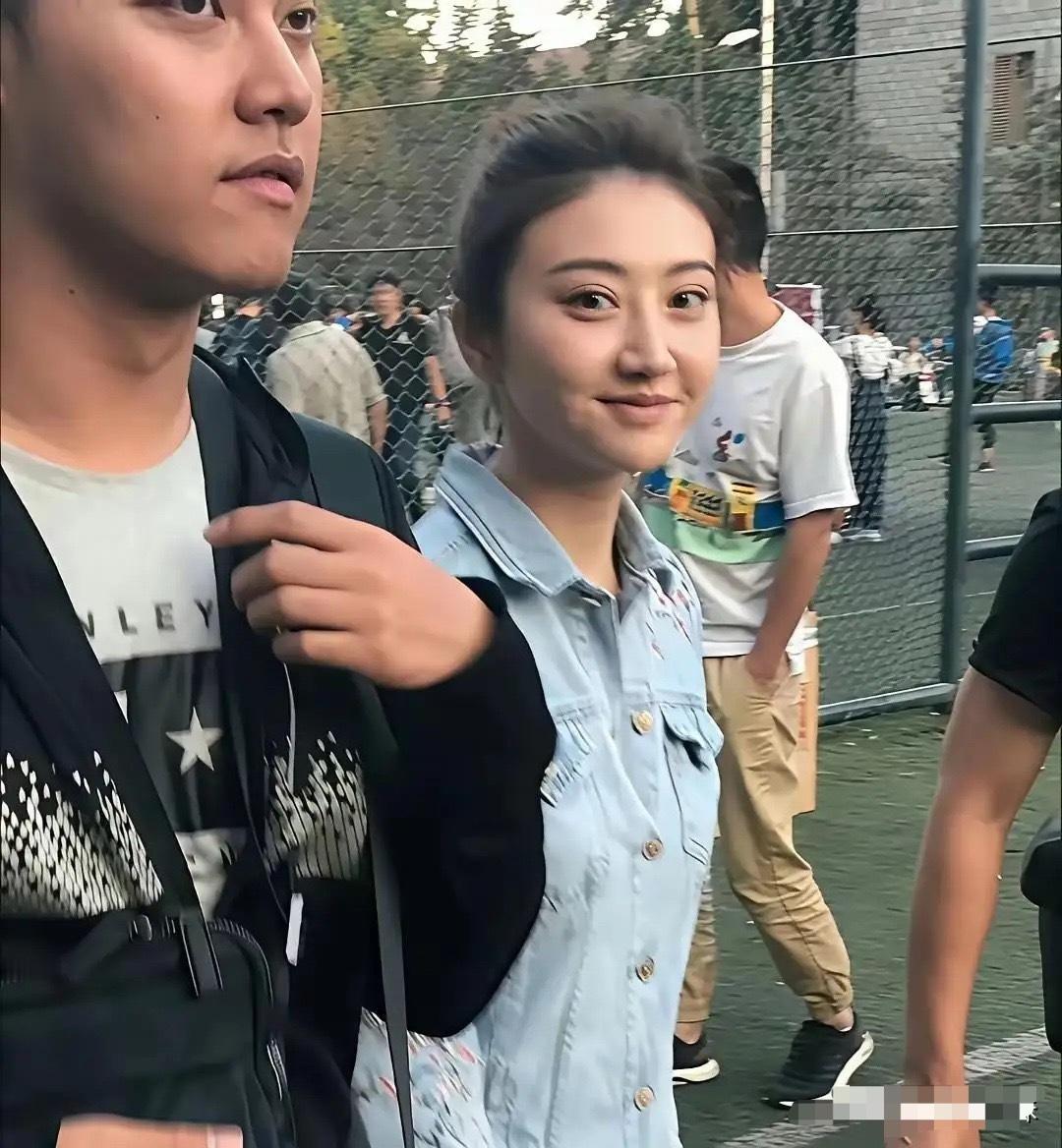 难怪孙宇晨说她很普，放在娱乐圈她确实不算最好看。而且脸上有过度医美的痕迹，没有了
