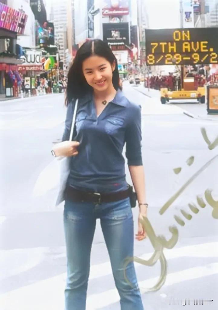 这是二十多年前刘亦菲站在美国街头的一张留影老照片，那时候的她还是个可爱的美少女，