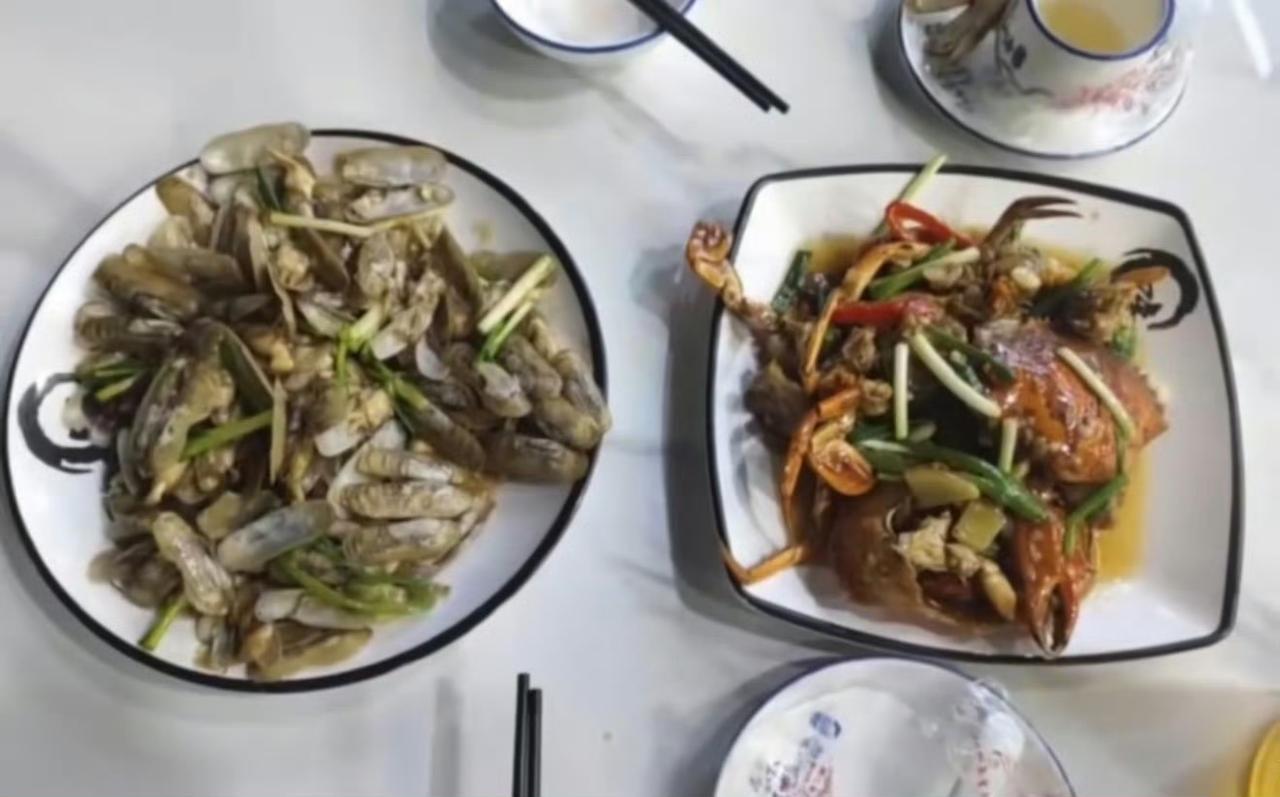 国庆假期刚过，广东惠州一家海鲜餐厅就因为“两个菜661元”的账单冲上热搜。游客杨