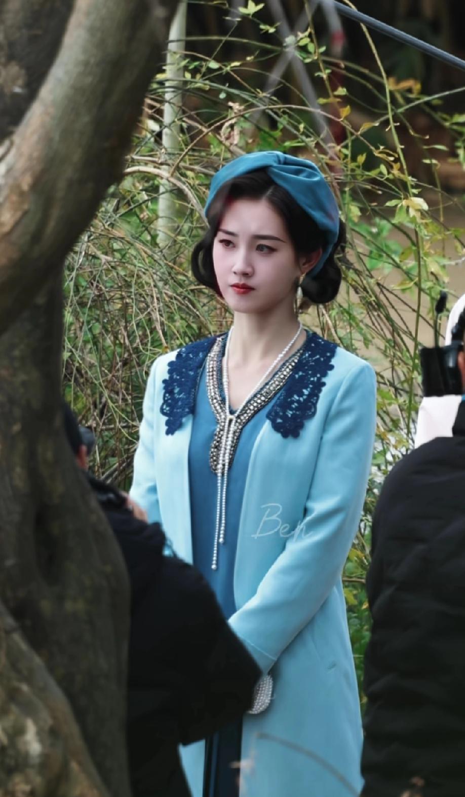 她路透照里的笑容，比蓝色戏服更抢眼。郭宇欣的新造型刷屏了。明媚，鲜活。但很