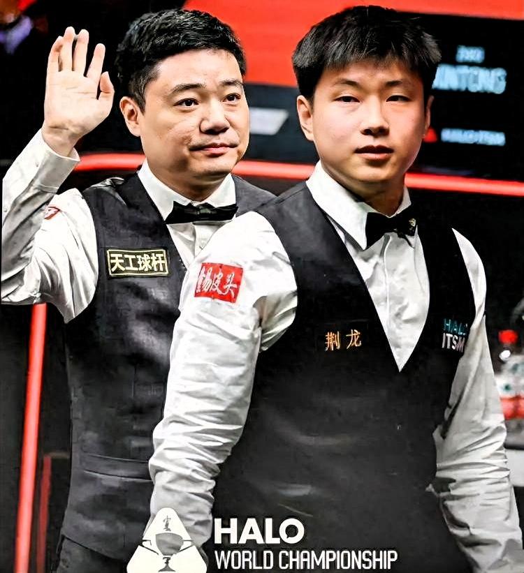 赵心童未来有望超越丁俊晖吗一句话结论：赵心童在“巅峰高度”已超越丁俊晖，但在“生