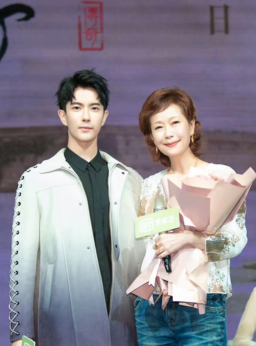 2019年《新白娘子传奇》翻拍版里，于朦胧演许仙，而老版许仙的扮演者叶童居然来演