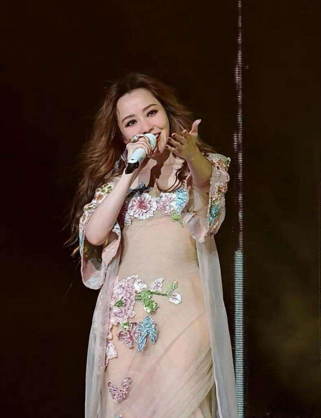 一层套一层，论张靓颖的欺诈穿搭。