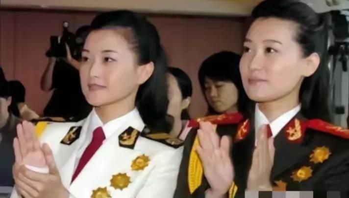 中国女歌唱家宋祖英和谭晶同框合影，宋祖英和谭晶都非常漂亮，两个人唱歌风格不同。