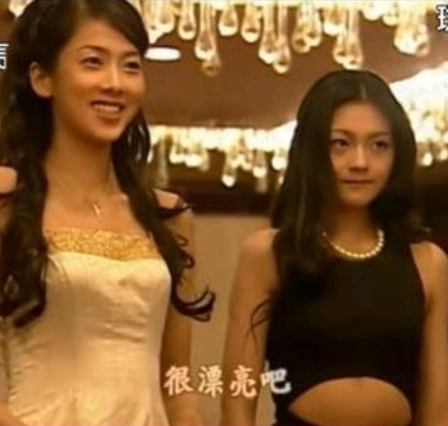 以前很多人吐槽大S演杉菜时期，穿那件黑色露腰晚礼服，说她肚子明显、腰粗，完全看不