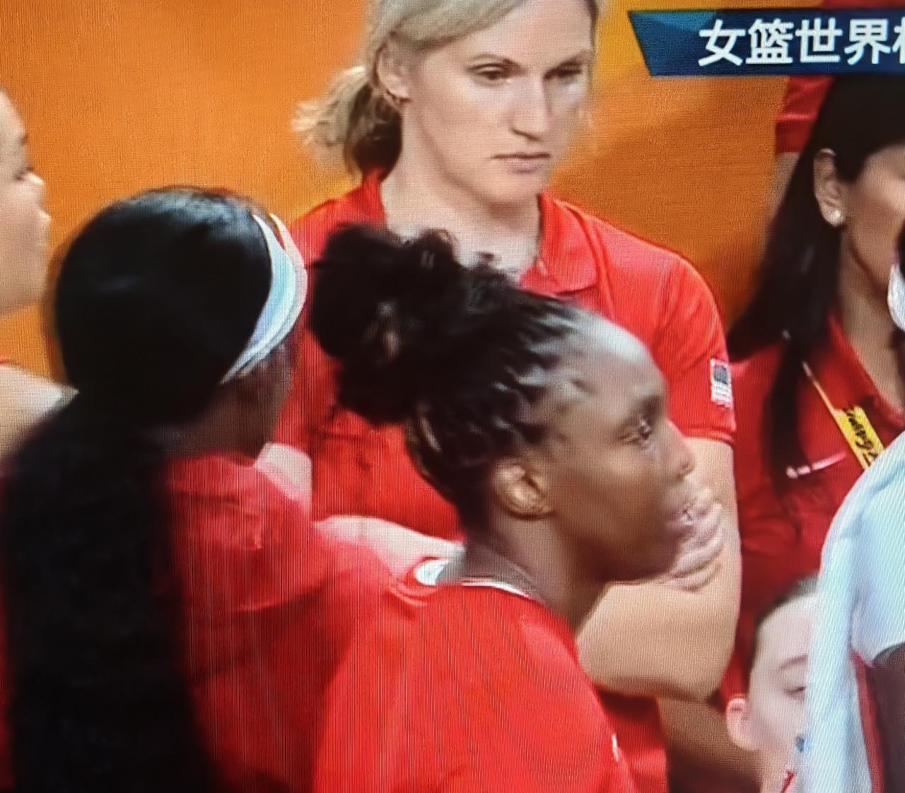 奇怪，世界第一的美国女篮也向中国女篮学习了。昨天女篮世界杯小组赛首场比赛，美国女