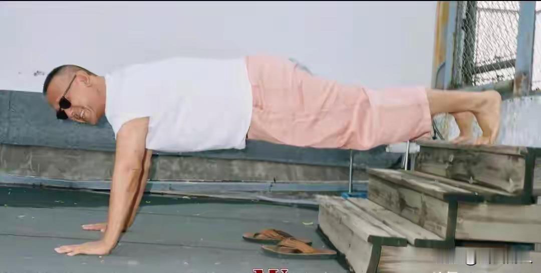 63岁姜文半裸一身腱子肉，头发胡子花白，满屋获奖证书和健身器材这画面宛如一幅岁月