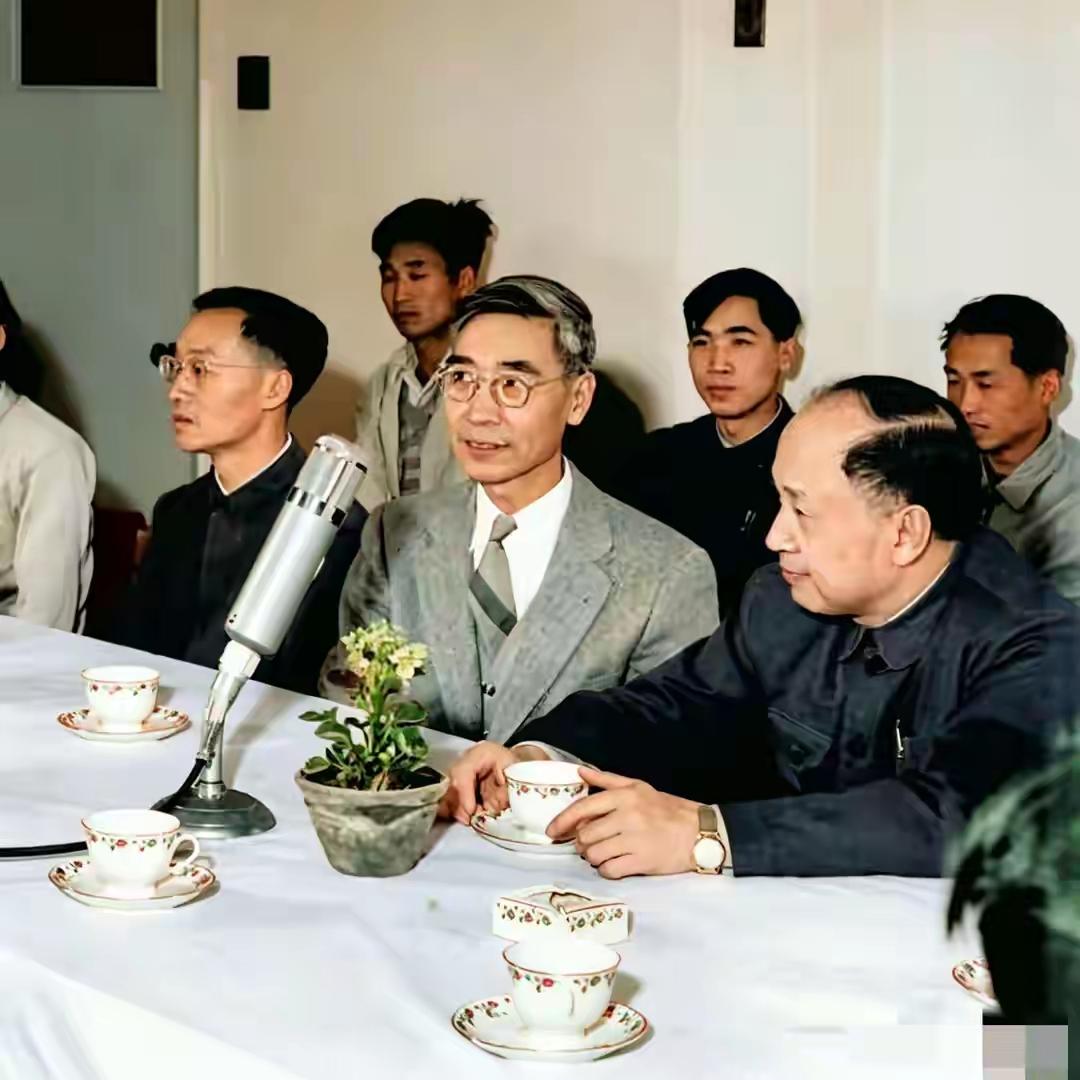 这是钱学森和他的同门师兄弟、一生挚友，也是“两弹一星功勋奖章”获得者郭永怀的照片