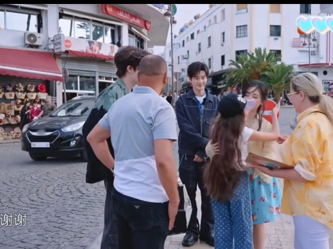 沈月街头揽客时，被外国小女孩主动扑进怀里又抱又亲，那瞬间的娇羞和惊喜藏都藏不住。