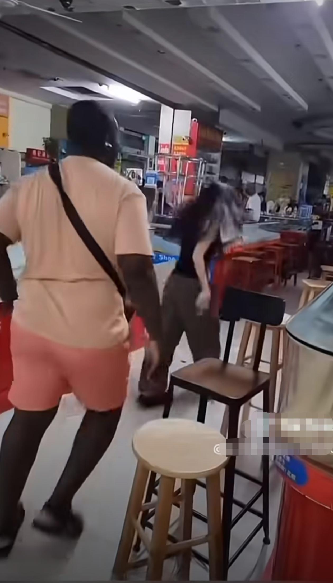 气愤，这个黑人男子在中国疯狂纠缠中国女孩，女孩多次明确拒绝后仍然不罢休，而且还把