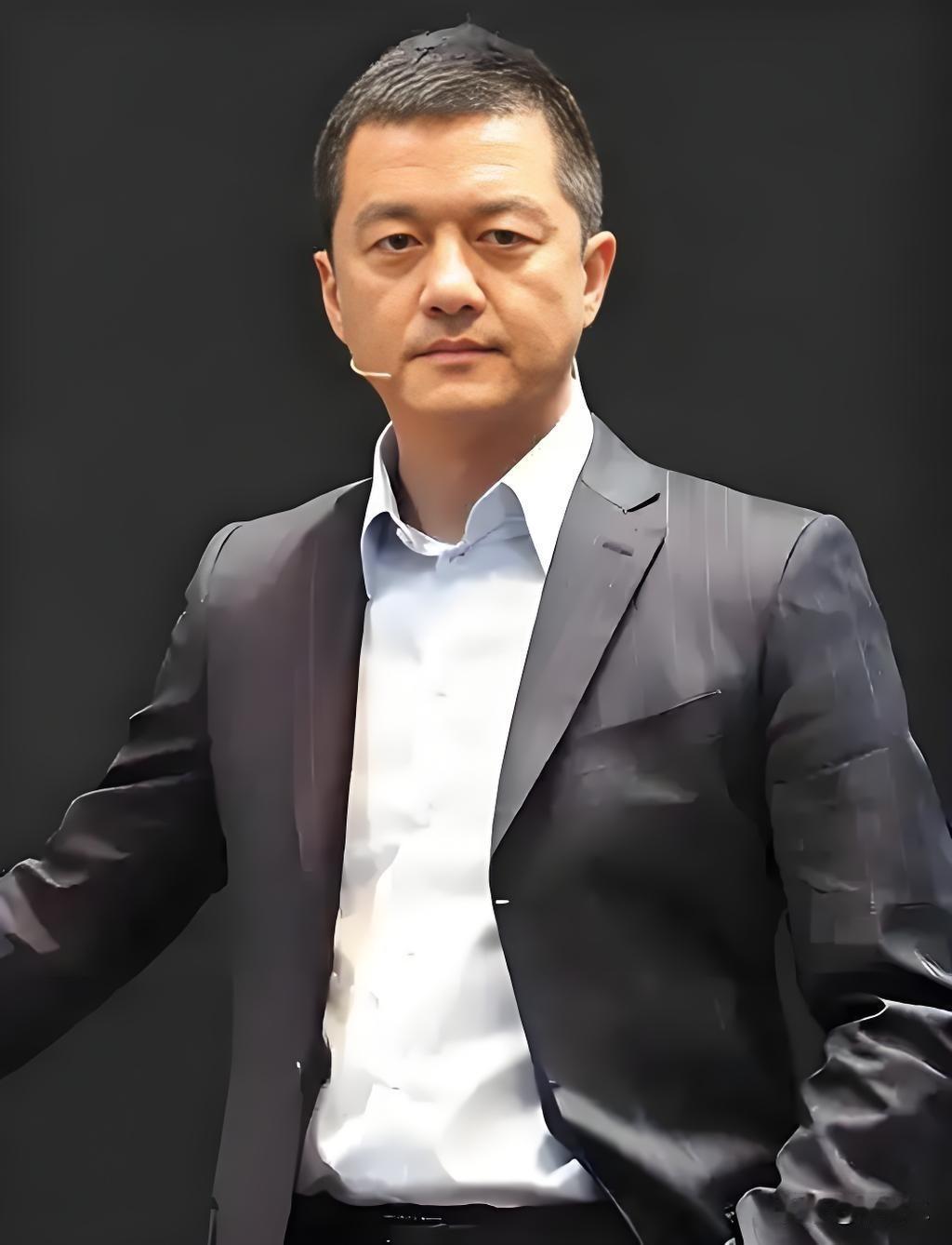 血缘不等于亲情，李亚鹏用日复一日的陪伴，走进了窦靖童的内心。年少时他接送上学