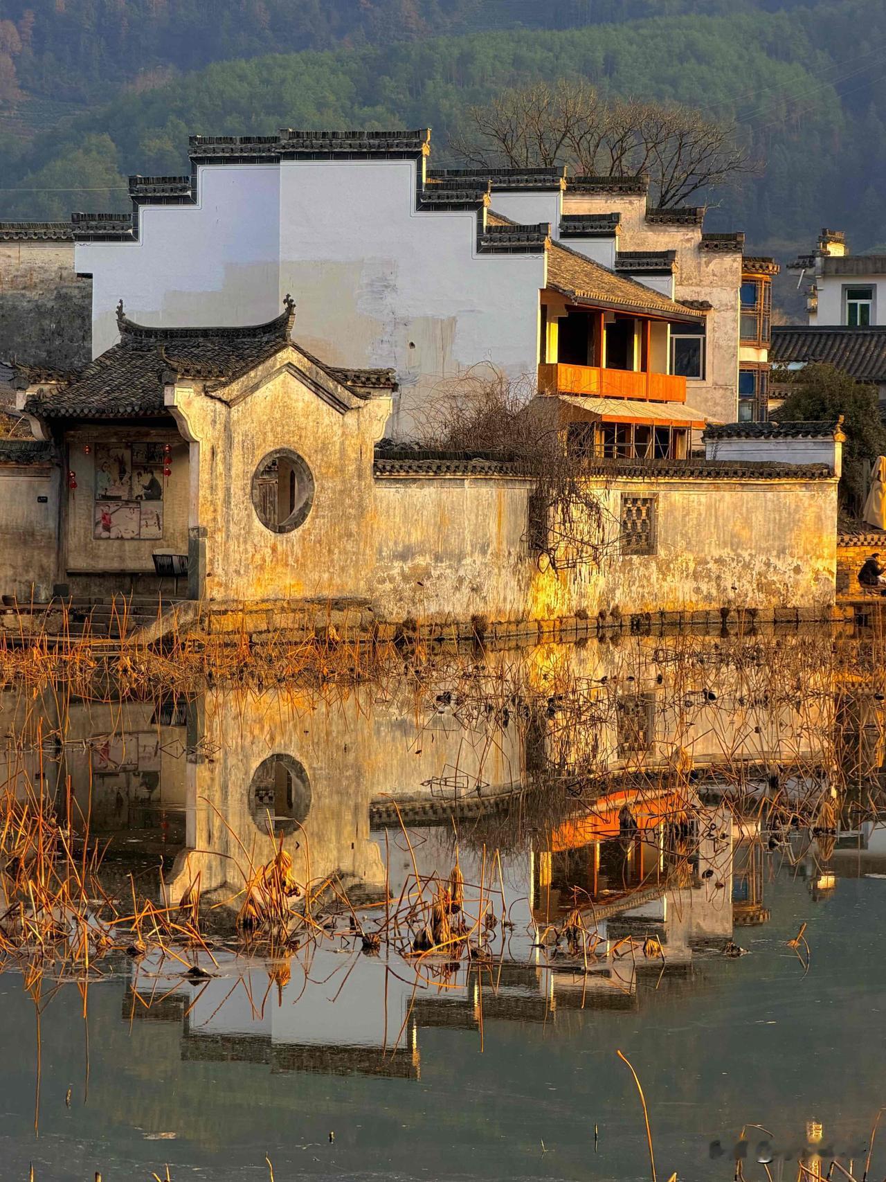 直击灵魂的徽州美真的被徽州拿捏了！老祖宗的审美太绝了！傍晚余晖洒在马头墙上