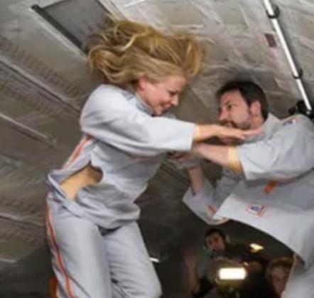 1992年，首对美国夫妻宇航员上天，在完成8天的太空之旅后，记者们急冲冲的抛出问