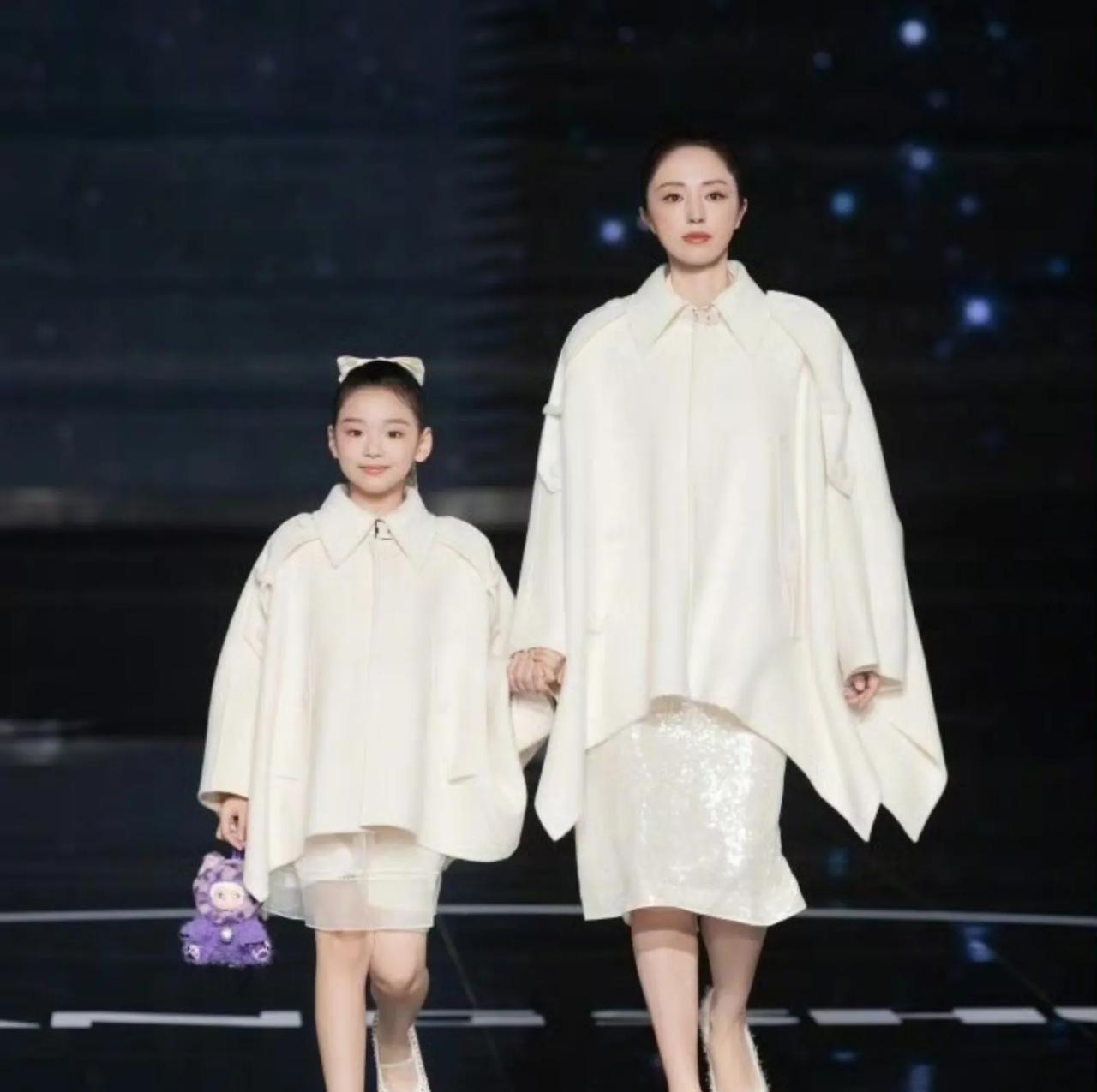 董璇靠着“二婚”走红以后，带着自己小女儿“小酒窝”走秀。都说龙生龙，凤生凤，明